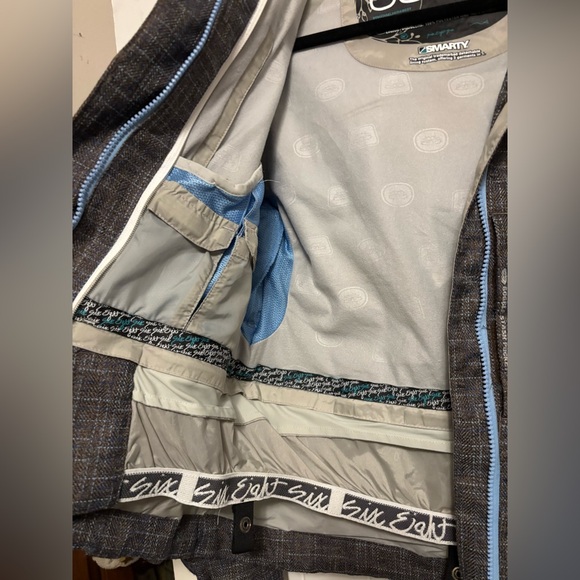 686 Women’s Snowboard Jacket – XS – Excellent Condition - Picture 9 of 17